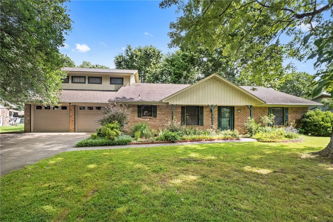Sharon St, Fayetteville, AR 72703