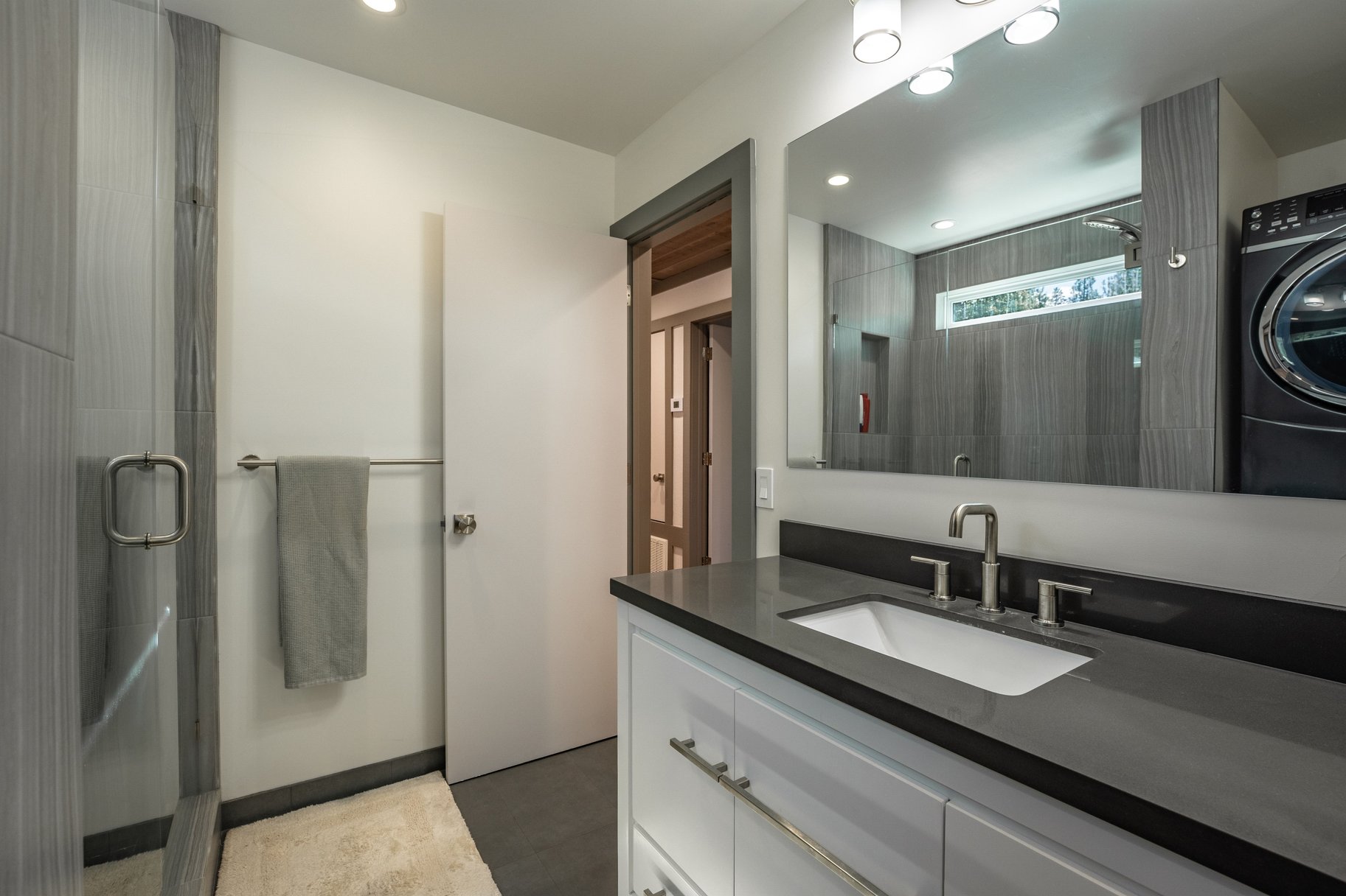  Loved and Cared For West Shore Home with Large Detached Garage and ADU Potential - 物件實景