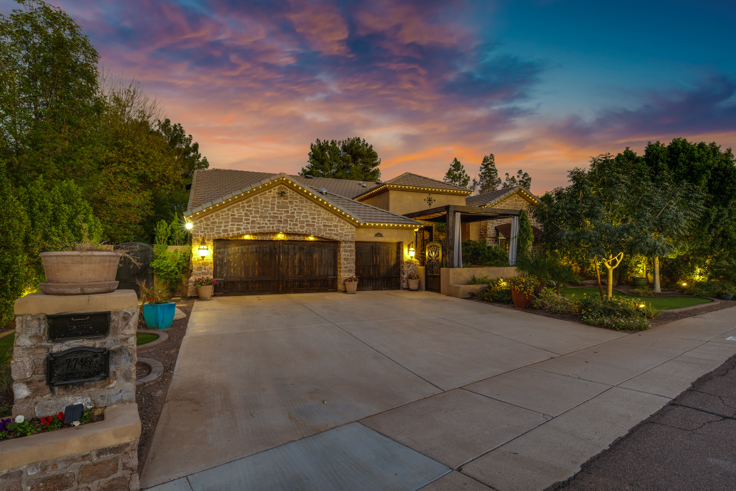 Tempe, Arizona, 85284, United States, 5 Bedrooms Bedrooms, ,3 BathroomsBathrooms,Residential,For Sale,1989924