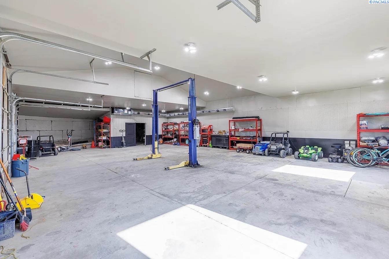 Kennewick, Washington, 99336, United States, 7 Bedrooms Bedrooms, ,7 BathroomsBathrooms,Residential,For Sale,1990805