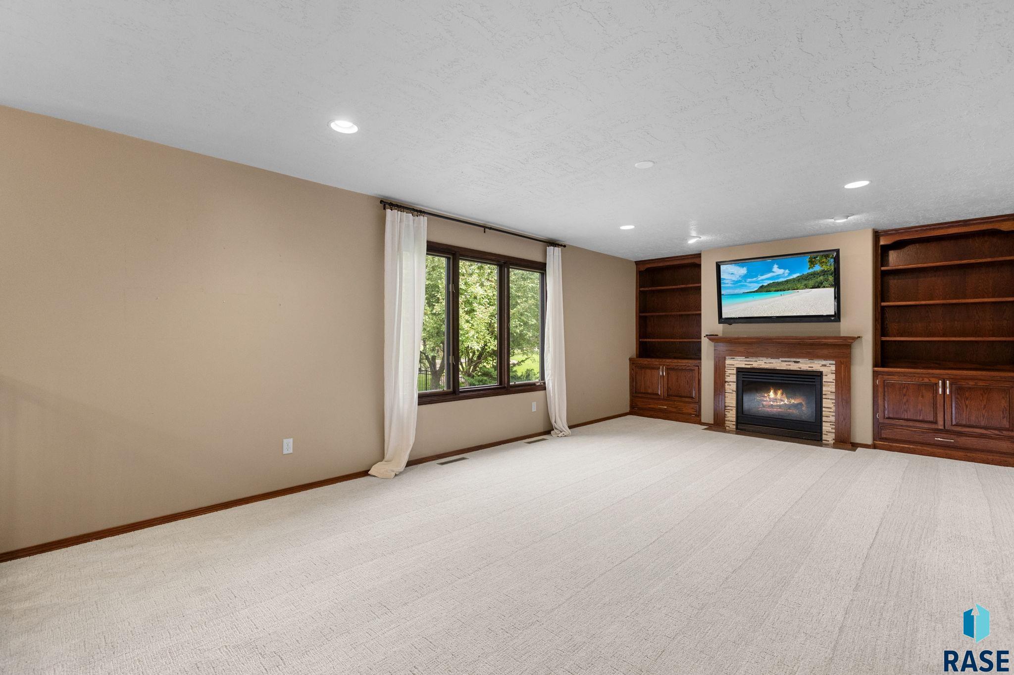 Sioux Falls, South Dakota, 57103, United States, 5 Bedrooms Bedrooms, ,2 BathroomsBathrooms,Residential,For Sale,1908912