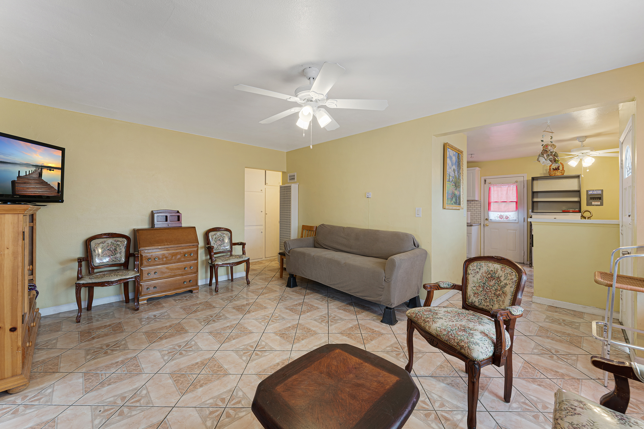 Fontana, California, 92335, United States, 2 Bedrooms Bedrooms, ,1 BathroomBathrooms,Residential,For Sale,1974316