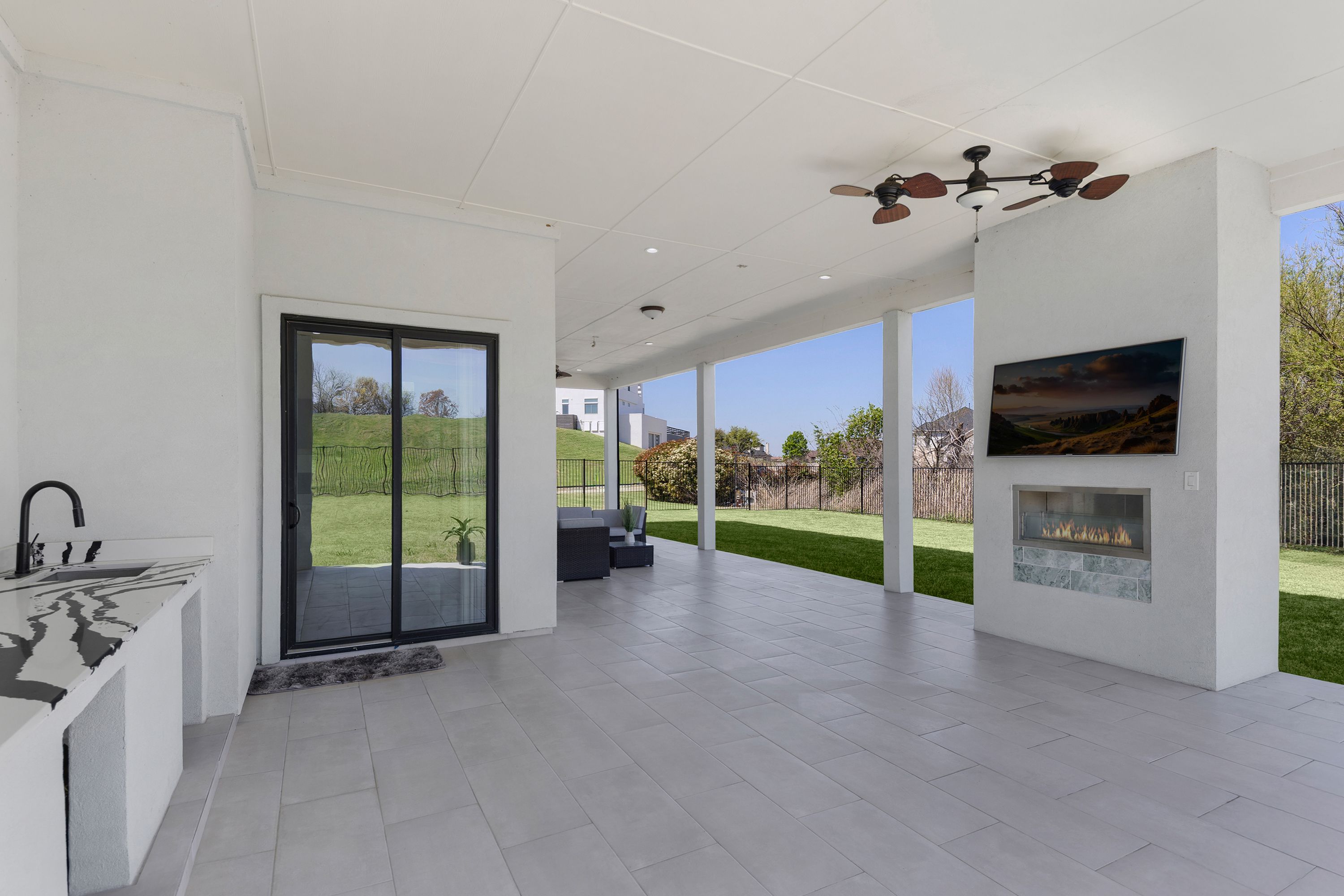  Modern Luxury with Two Private Primary Suites in Gated Waters Edge - 物件實景