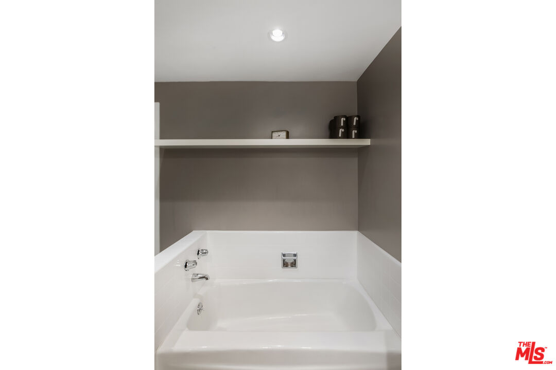 Los Angeles, California, 90027, United States, 1 Bedroom Bedrooms, ,1 BathroomBathrooms,Residential,For Sale,1907316