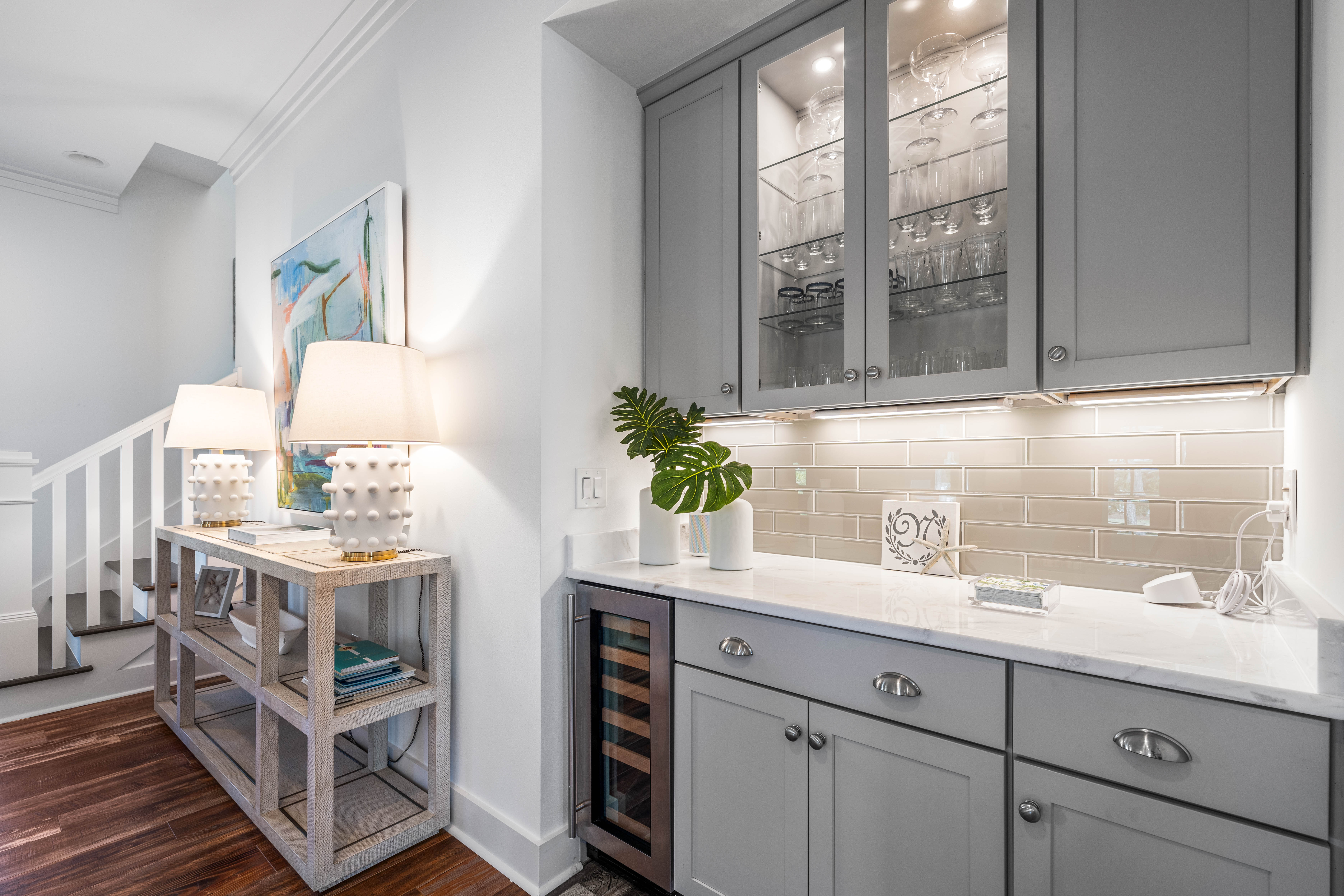  Oversized Corner Lot Home with Carriage House, Screened Porch & Fenced Yard - 物件實景