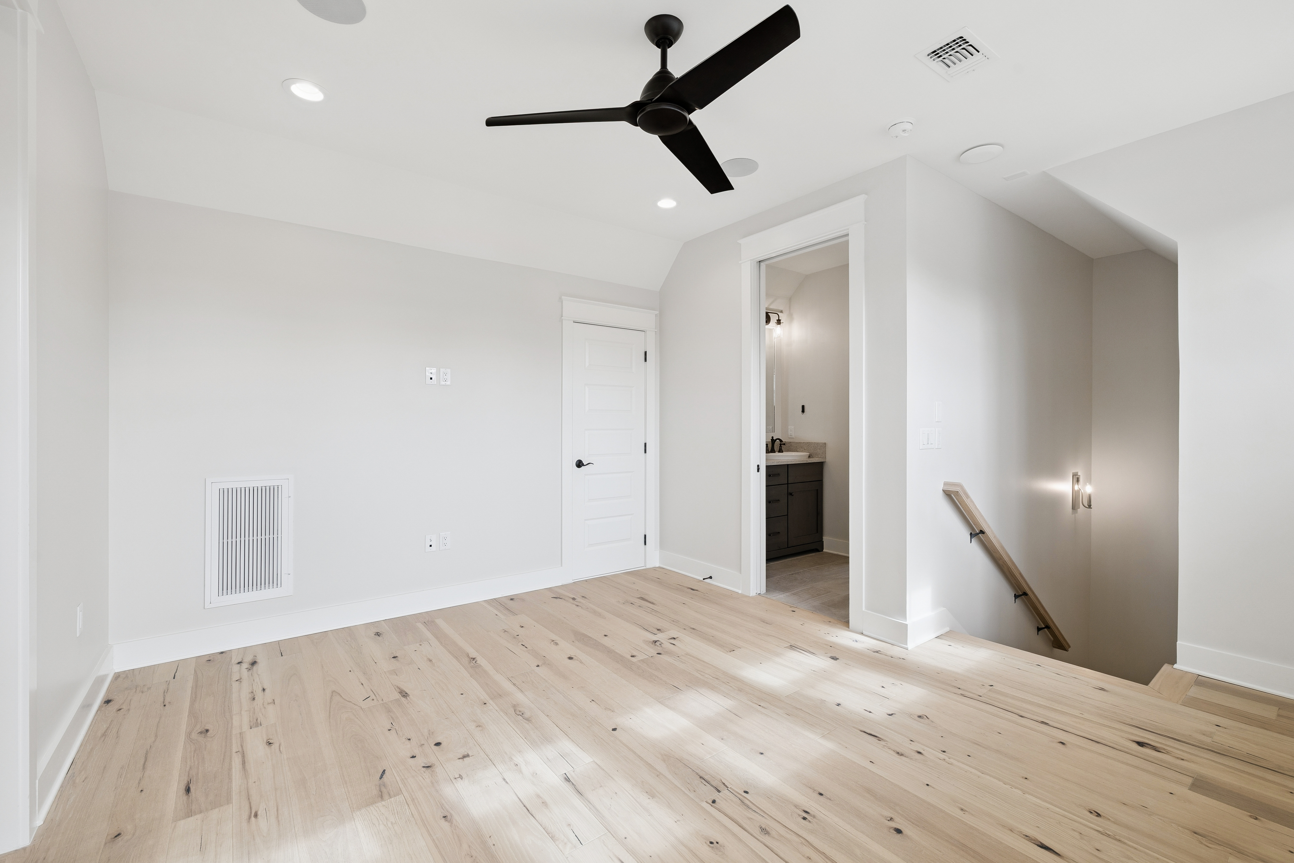  Multi-Level Refined Coastal Home In Gated Community Near Beach Access - 物件實景