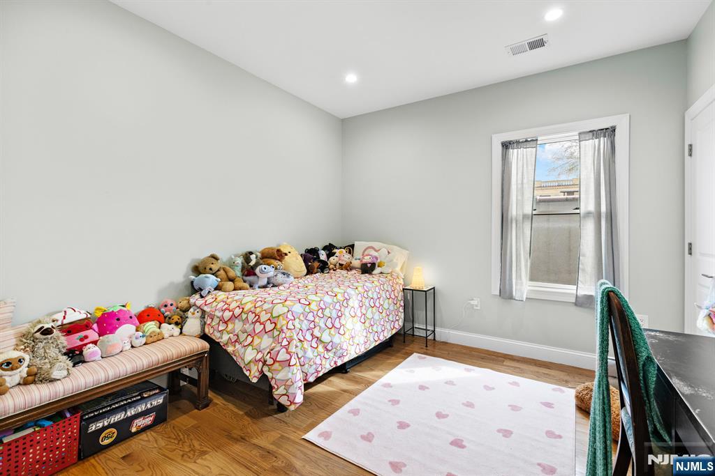 Jersey City, New Jersey, 07307, United States, 3 Bedrooms Bedrooms, ,2 BathroomsBathrooms,Residential,For Sale,1867337
