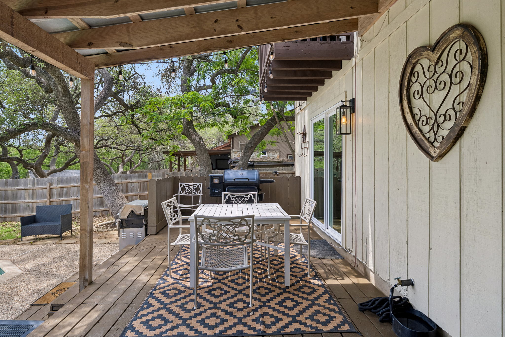  Oak-Canopied Retreat with Pool and Media Room - 物件實景