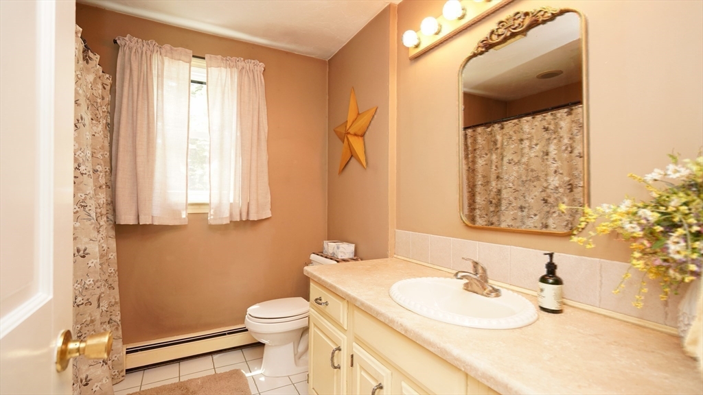 Franklin, Massachusetts, 02038, United States, 3 Bedrooms Bedrooms, ,2 BathroomsBathrooms,Residential,For Sale,1976390