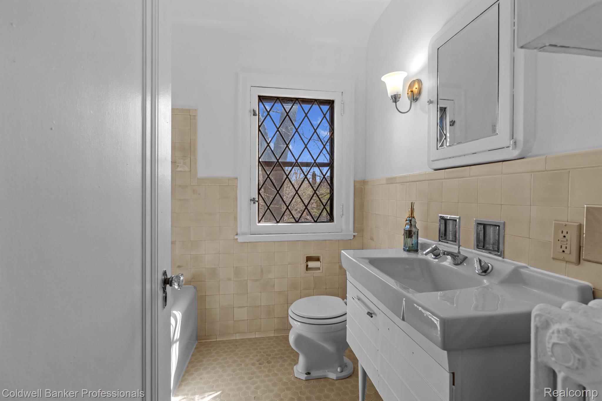 Detroit, Michigan, 48221, United States, 4 Bedrooms Bedrooms, ,5 BathroomsBathrooms,Residential,For Sale,1947184