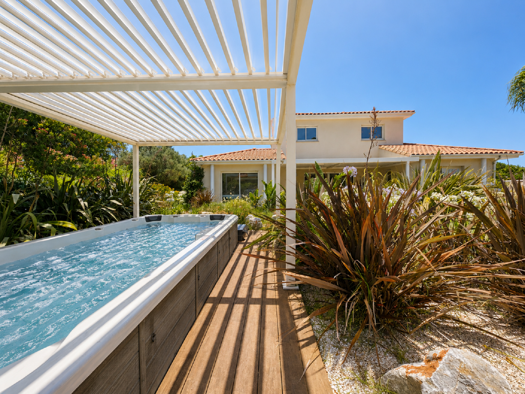  CONTEMPORARY VILLA IN A PRIVATE SETTING - 物件實景