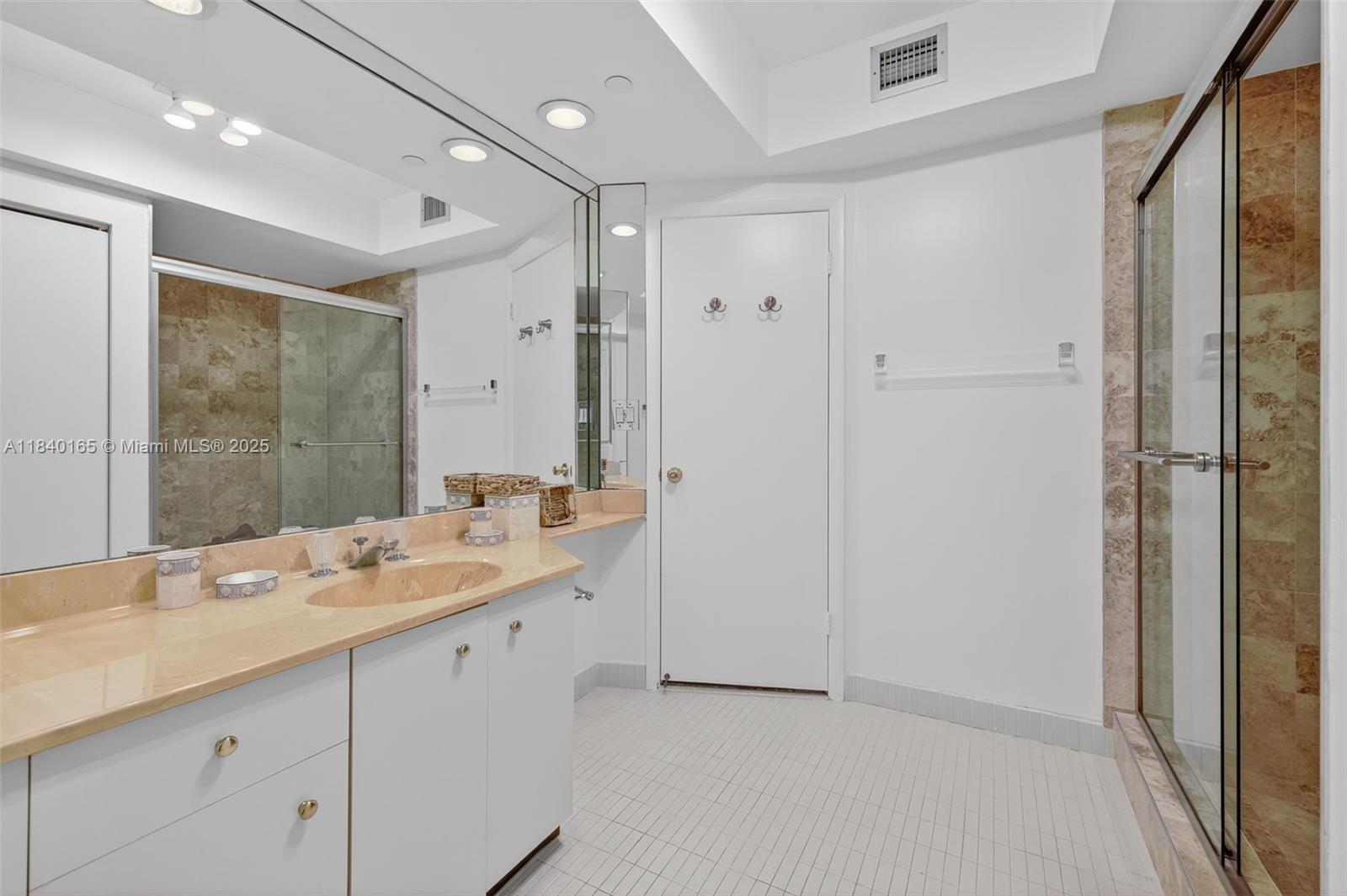 Aventura, Florida, 33180, United States, 2 Bedrooms Bedrooms, ,2 BathroomsBathrooms,Residential,For Sale,1897536