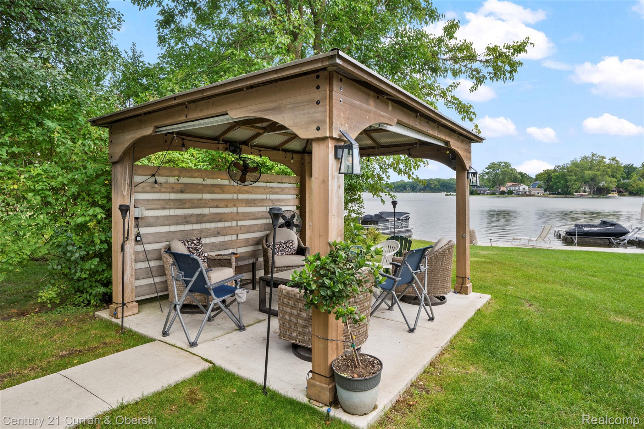 Waterford Charter Township, Michigan, 48329, United States, 3 Bedrooms Bedrooms, ,3 BathroomsBathrooms,Residential,For Sale,1943909
