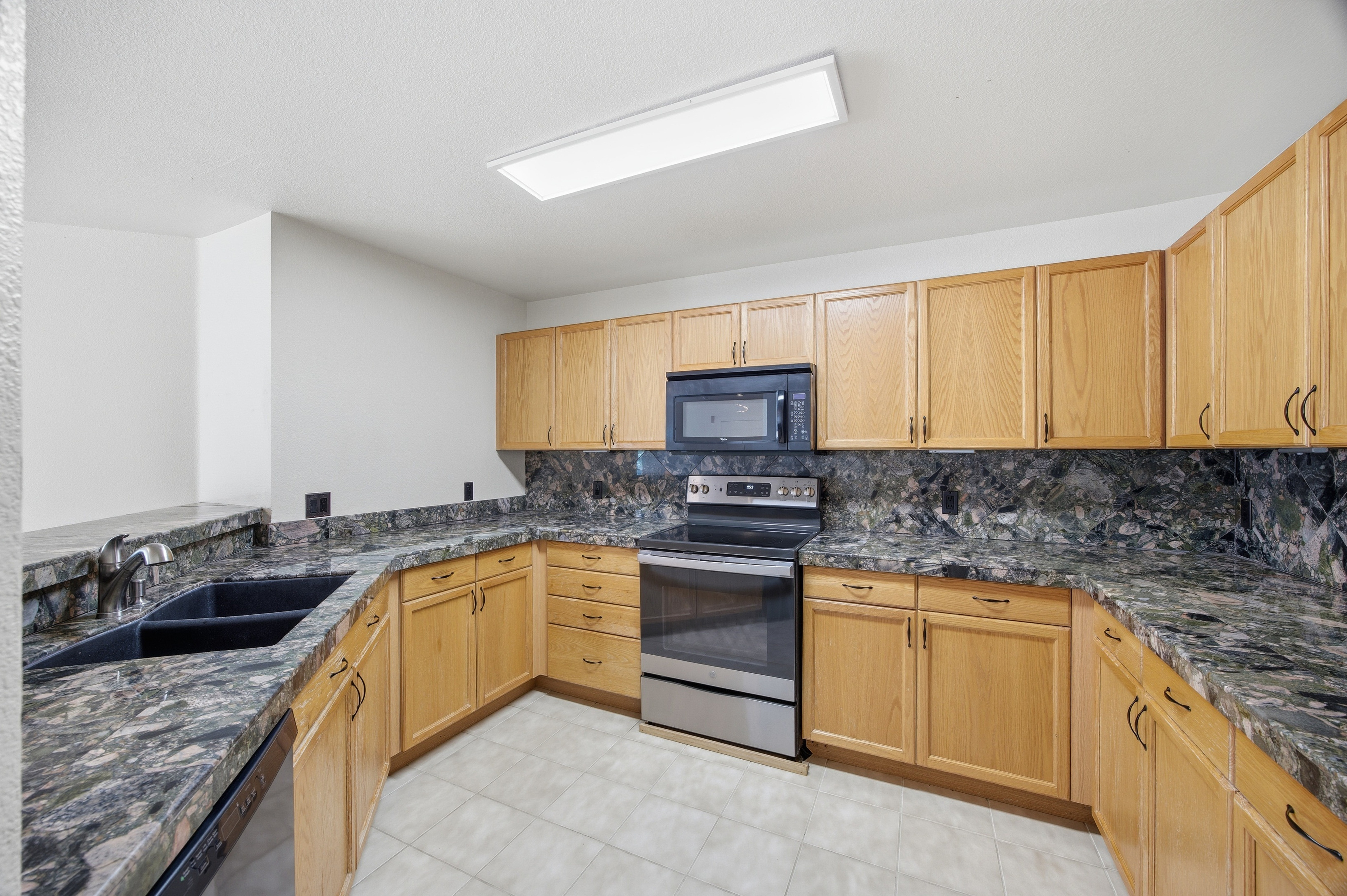  South-Facing End-Unit Residence With Beautiful River and Mountain views - 物件實景