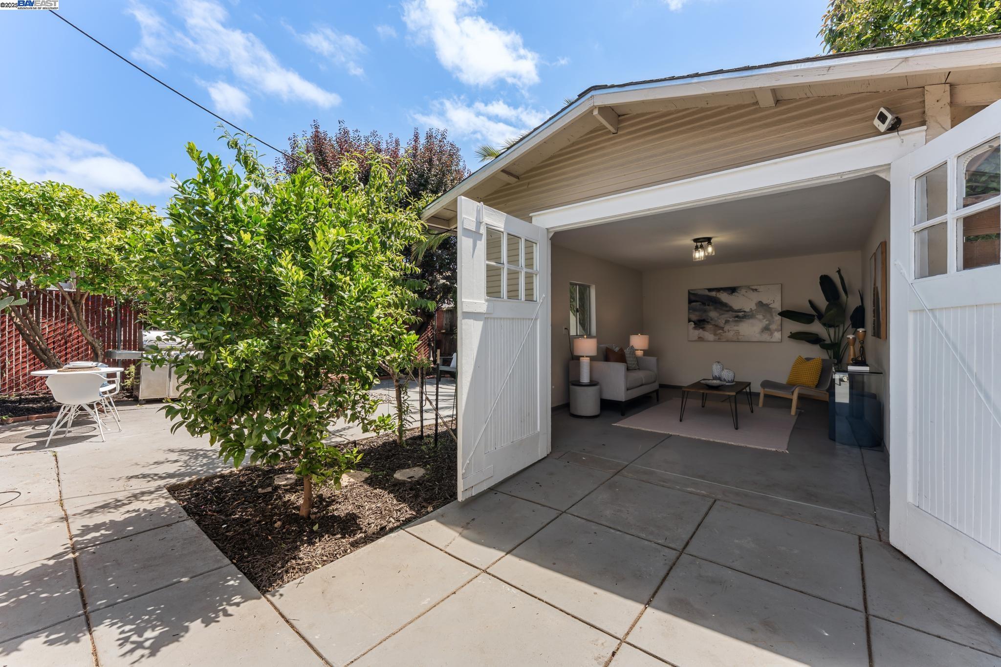 Oakland, California, 94605, United States, 2 Bedrooms Bedrooms, ,1 BathroomBathrooms,Residential,For Sale,1901518