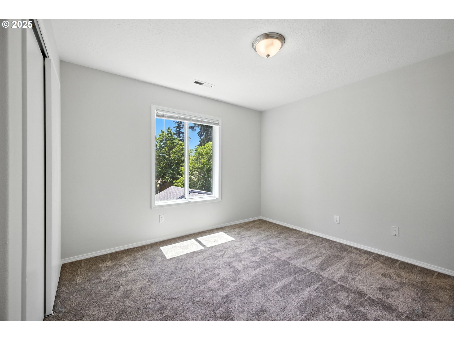 Portland, Oregon, 97266, United States, ,Residential,For Sale,1865465