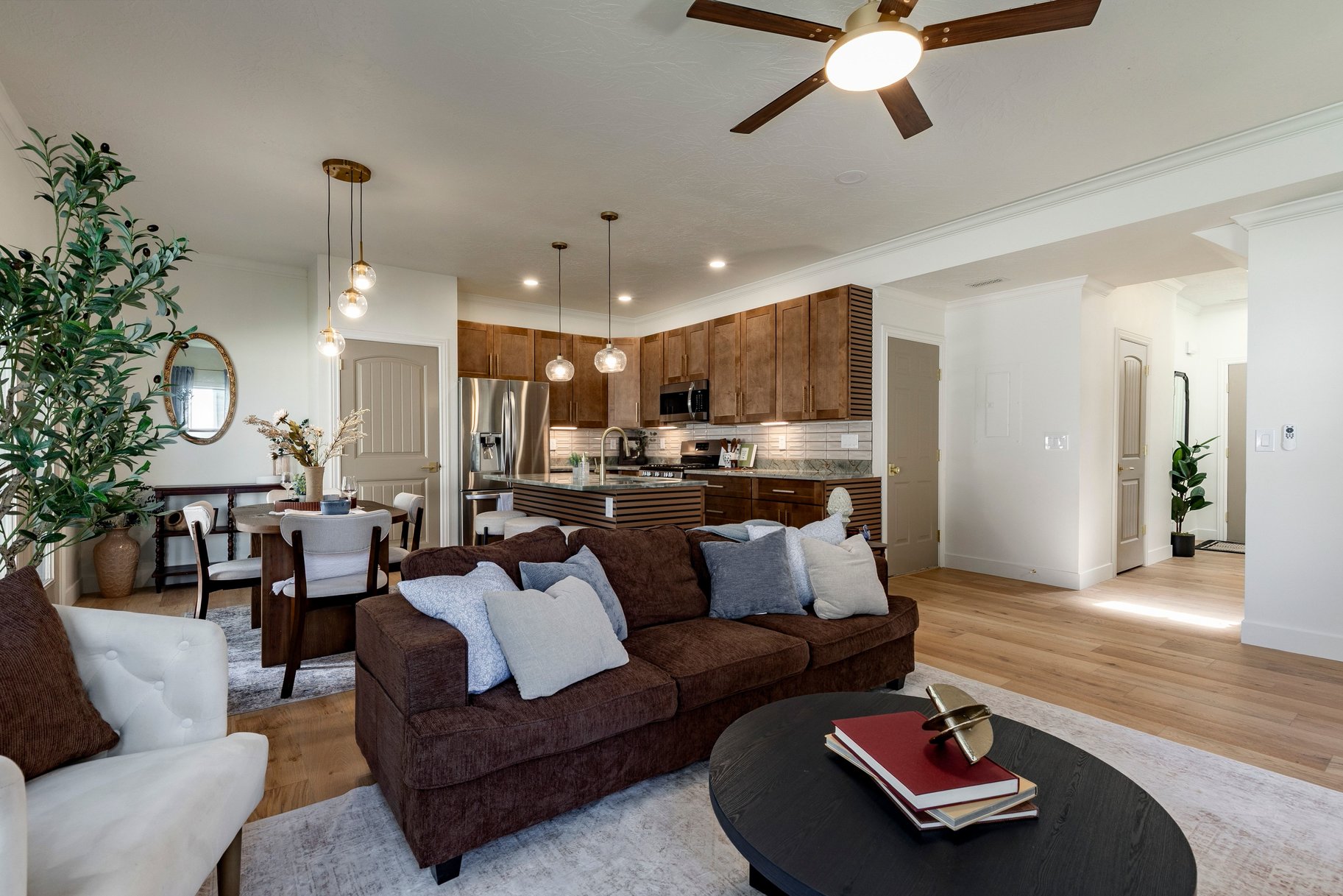  Fully Remodeled End-Unit in Prime Midvale Location - 物件實景