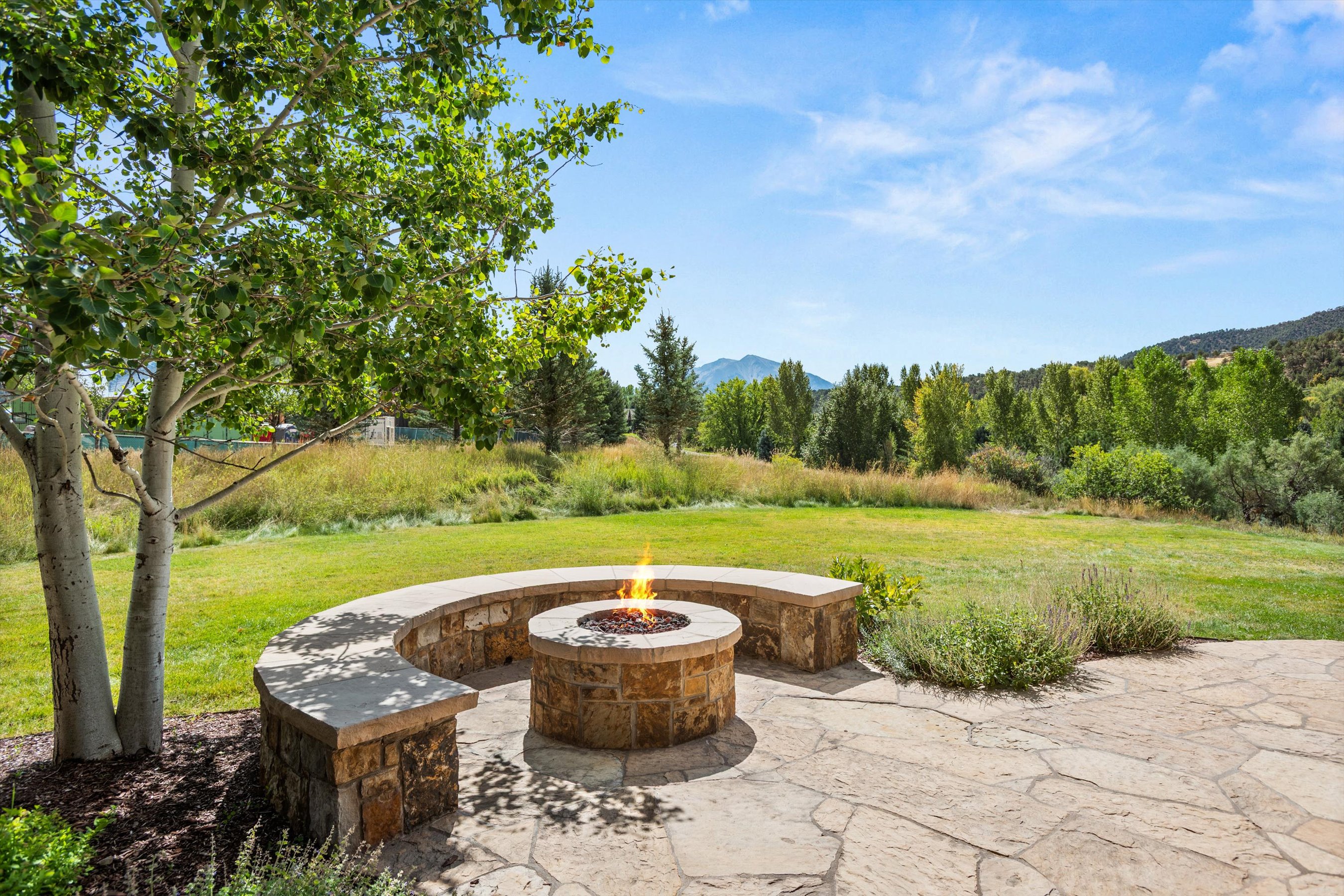  An Exceptional River-View Estate in Aspen Glen - 物件實景