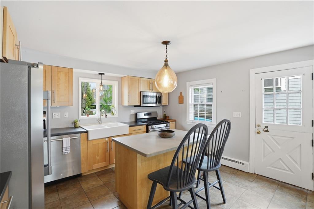 Warren, Rhode Island, 02885, United States, 2 Bedrooms Bedrooms, ,3 BathroomsBathrooms,Residential,For Sale,2048130