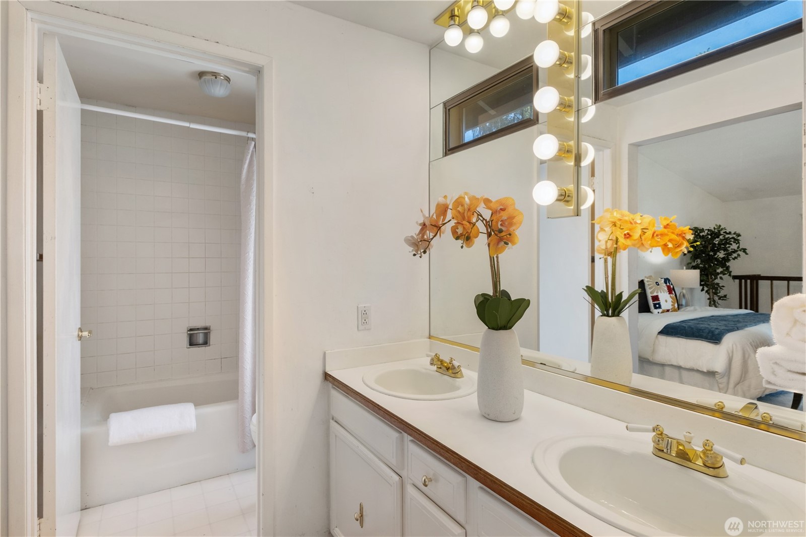 Kirkland, Washington, 98033, United States, 3 Bedrooms Bedrooms, ,2 BathroomsBathrooms,Residential,For Sale,1904417