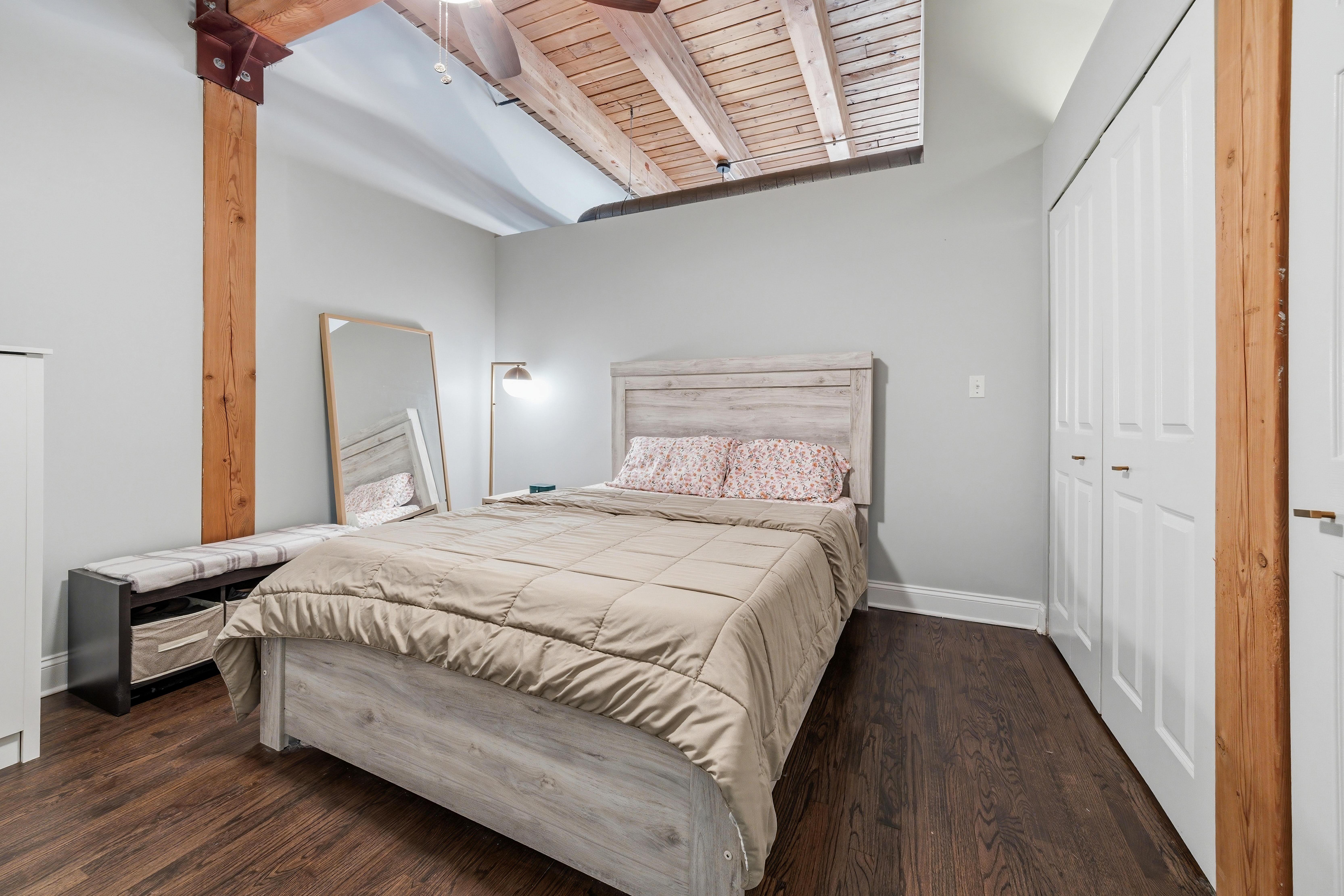  True Timber Loft in a Magical West Town - 物件實景