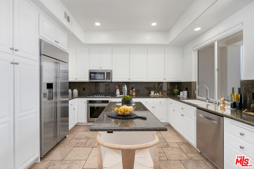 Malibu, California, 90265, United States, 2 Bedrooms Bedrooms, ,3 BathroomsBathrooms,Residential,For Sale,1902662