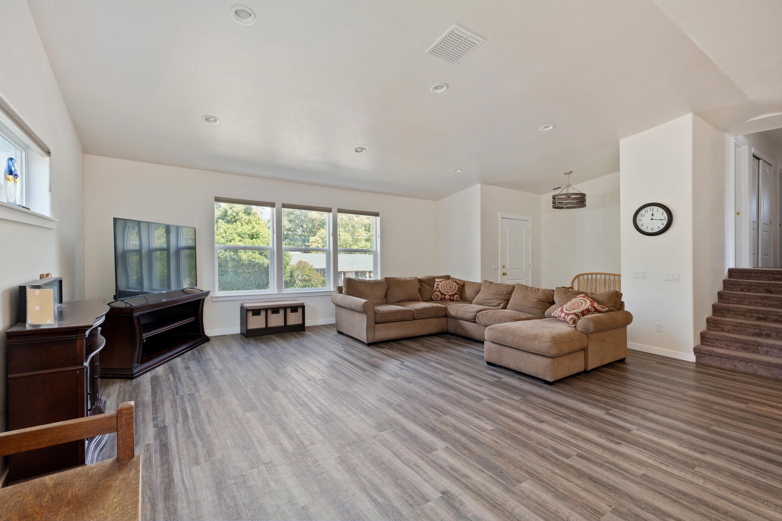 Grants Pass, Oregon, 97526, United States, 5 Bedrooms Bedrooms, ,4 BathroomsBathrooms,Residential,For Sale,1980751