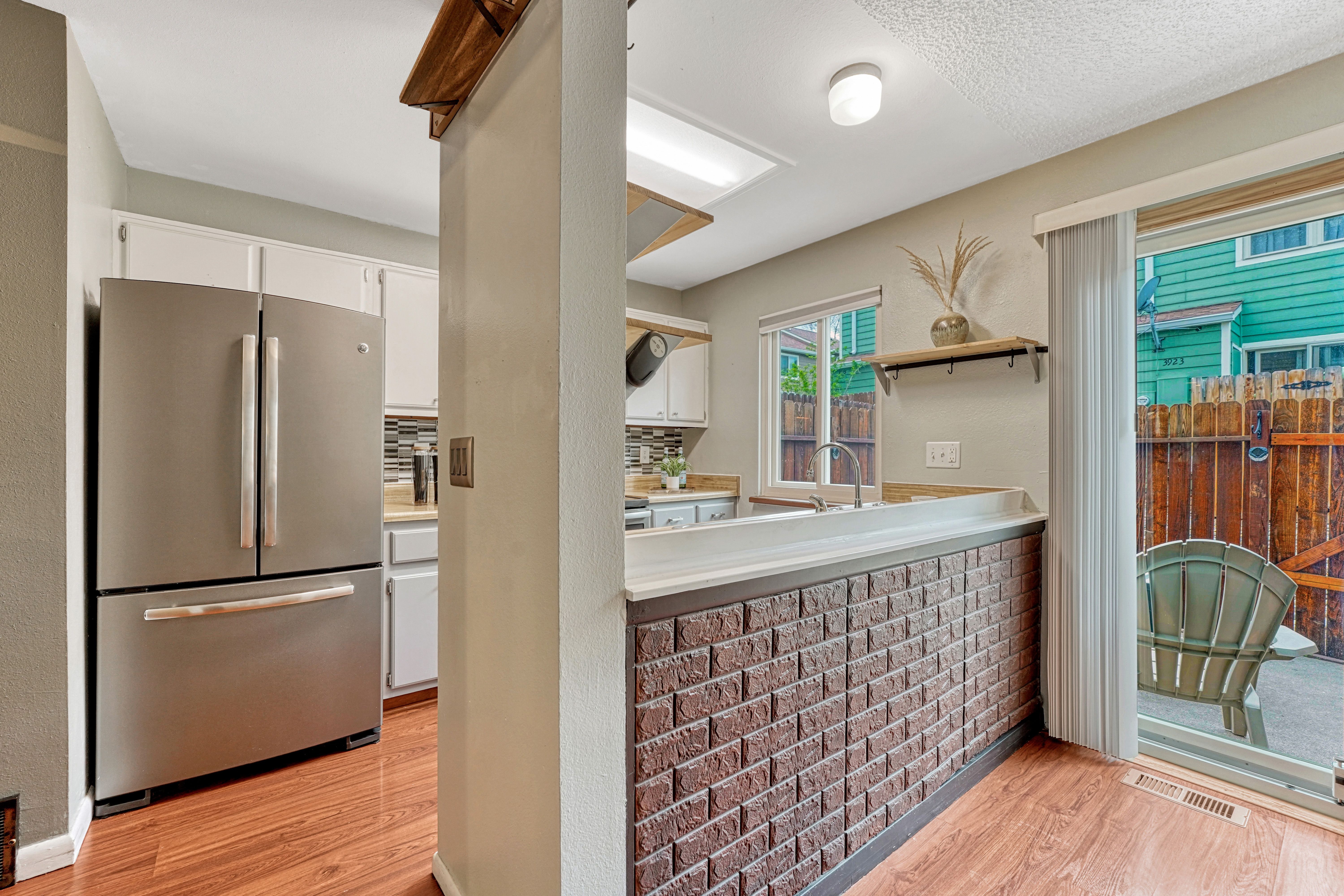  Sunlit Townhouse with Mountain Views & Private Patio - 物件實景