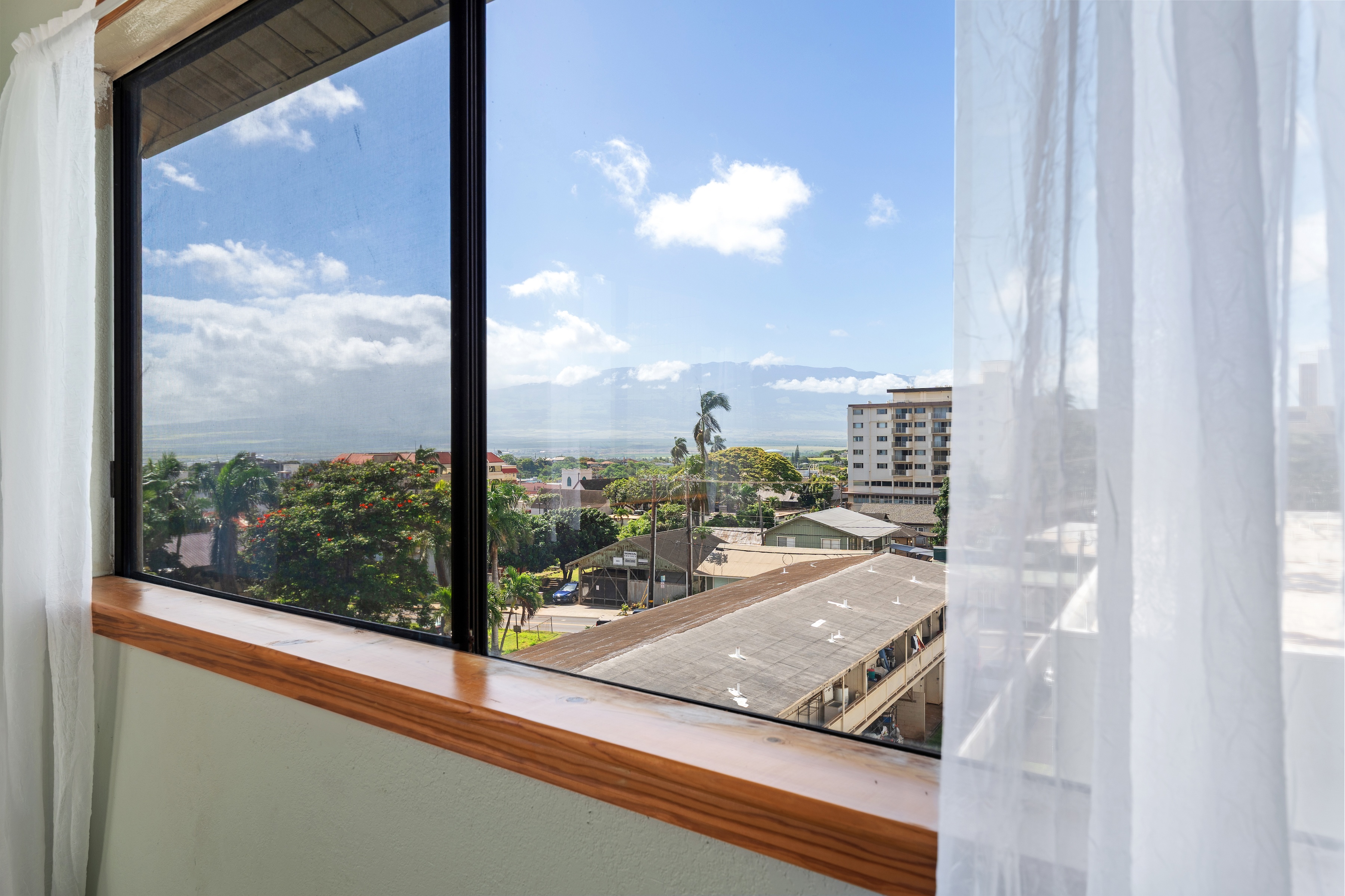  Centrally Located Living with Vaulted Ceilings and Views - 物件實景