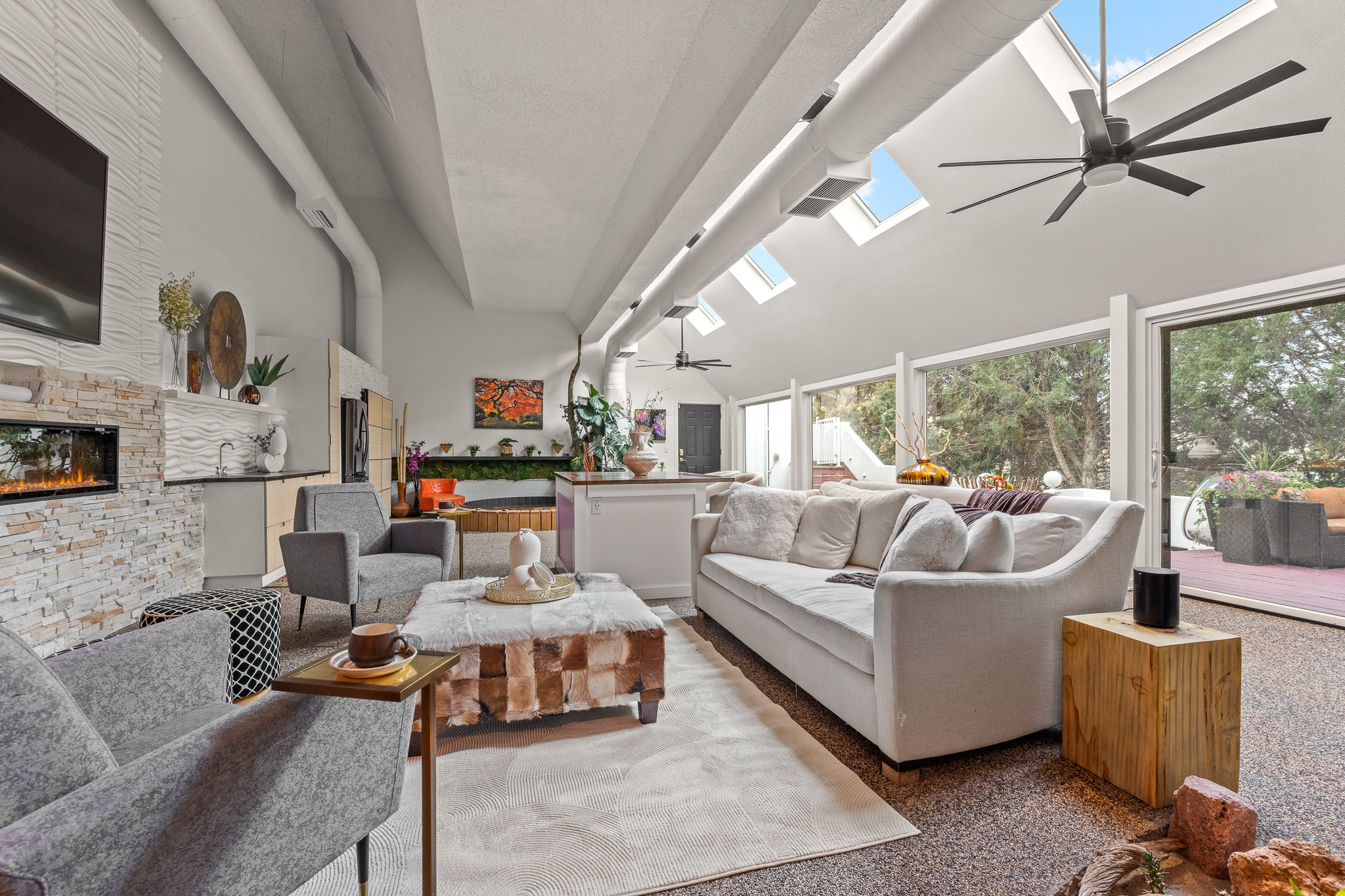  Set against the red rocks of Perry Park with a bold white stucco exterior - 物件實景