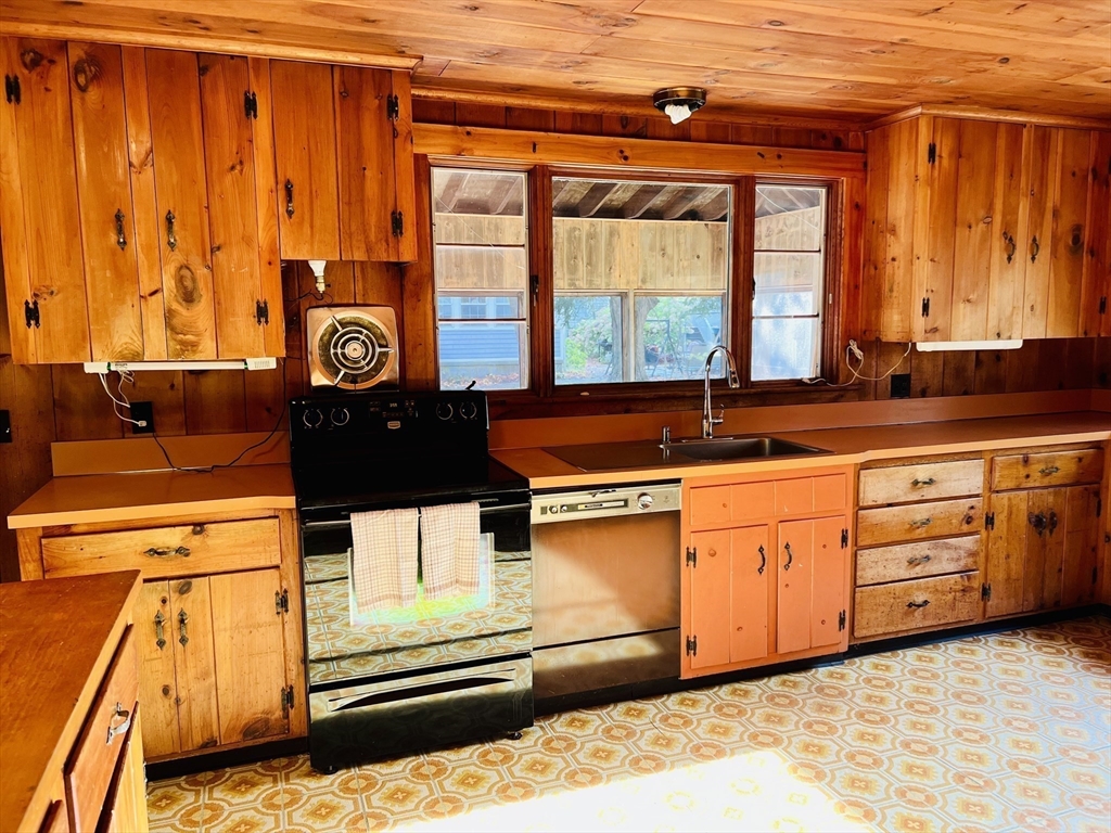 Framingham, Massachusetts, 01702, United States, 4 Bedrooms Bedrooms, ,2 BathroomsBathrooms,Residential,For Sale,1967080