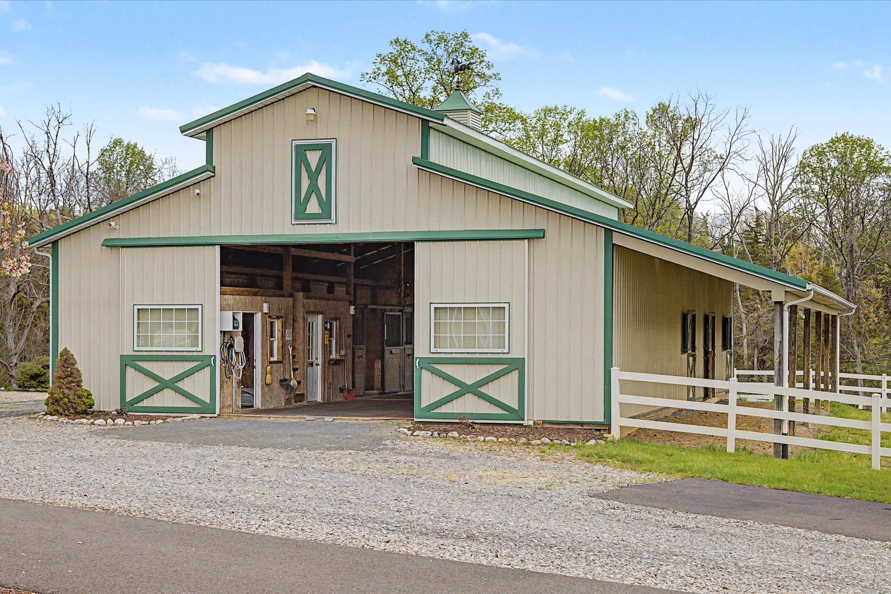  Well Maintained Colonial Home with Exceptional Equestrian Property - 物件實景