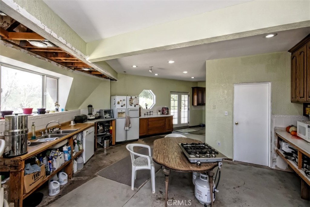 Newberry Springs, California, 92365, United States, 4 Bedrooms Bedrooms, ,6 BathroomsBathrooms,Residential,For Sale,1990195