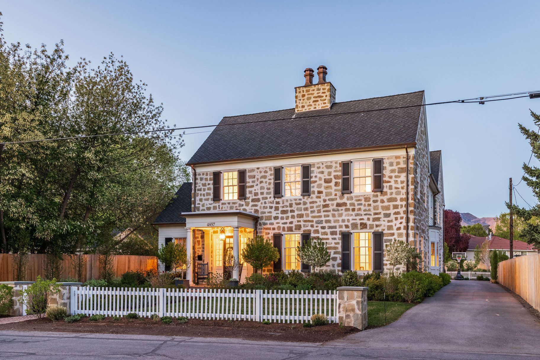  Timeless Colonial Charm Meets Refined Modern Luxury In This Storybook Retreat - 物件實景