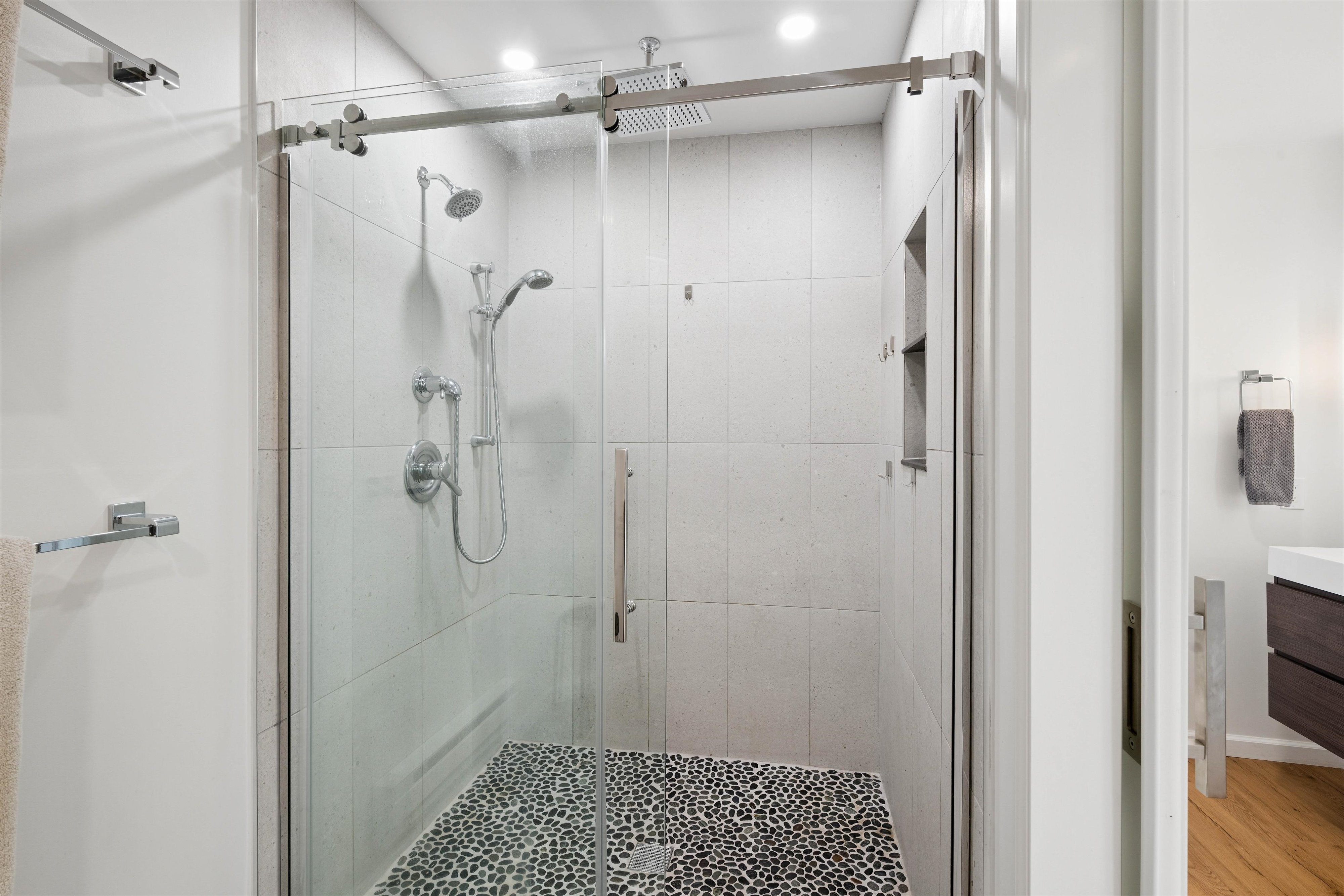  Experience Refined Mid-Century Inspired Mountain Living on 3.37 Acres - 物件實景