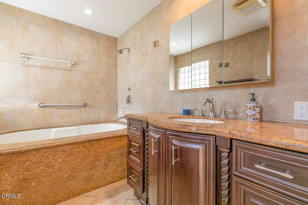 Los Angeles, California, 91352, United States, 5 Bedrooms Bedrooms, ,5 BathroomsBathrooms,Residential,For Sale,1941617