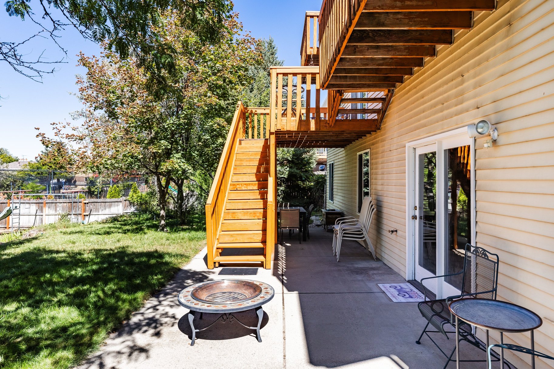  Large Multi-Level Sandy Home with Rentable Full Basement - 物件實景