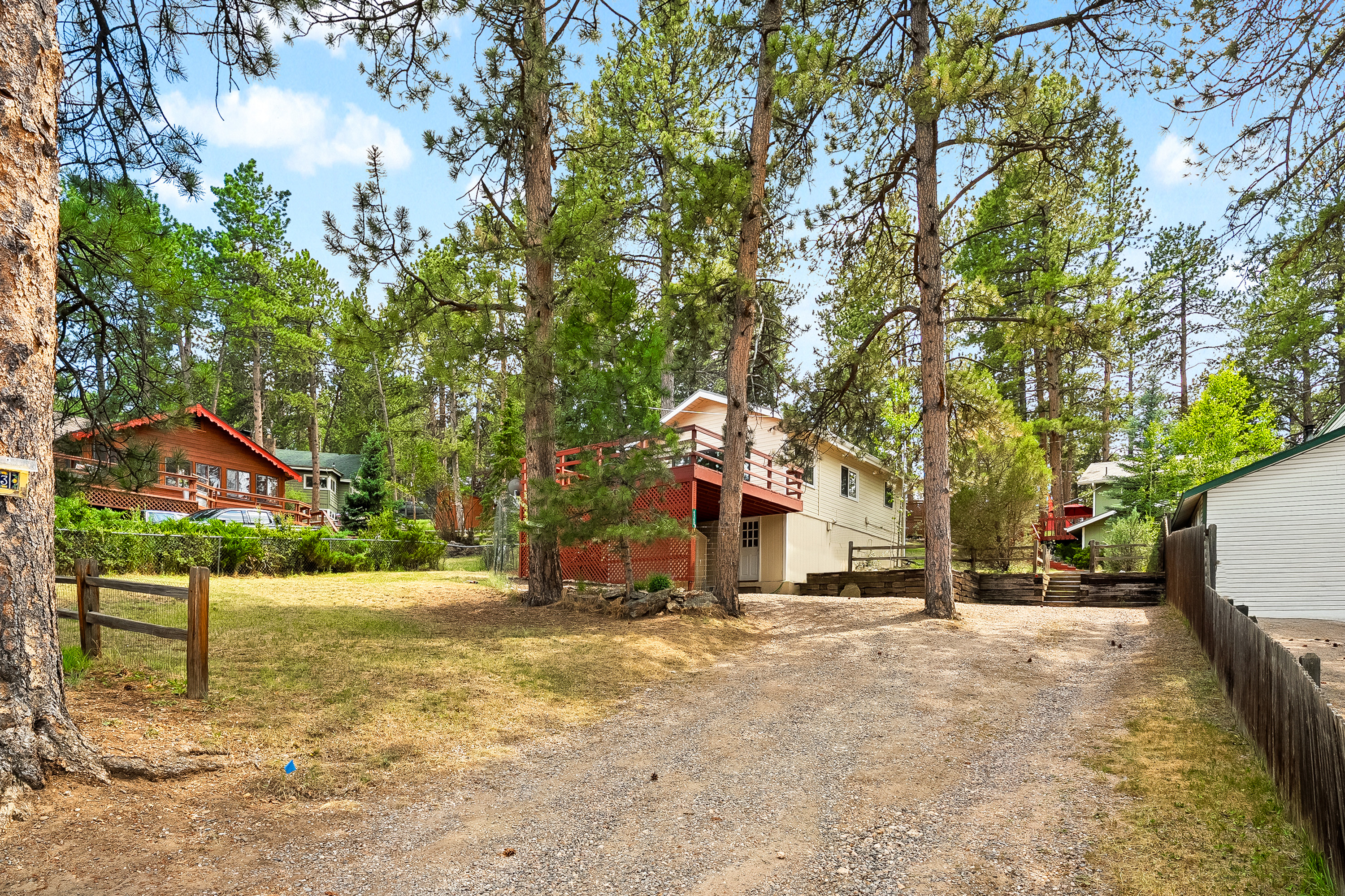  Rare Opportunity to Own 2 Homes Just Steps Away from Coveted Evergreen Lake - 物件實景