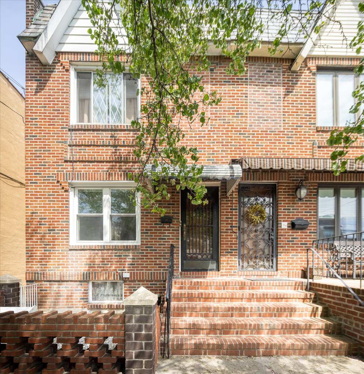 Maspeth, New York, 11378, United States, 4 Bedrooms Bedrooms, ,2 BathroomsBathrooms,Residential,For Sale,1791620