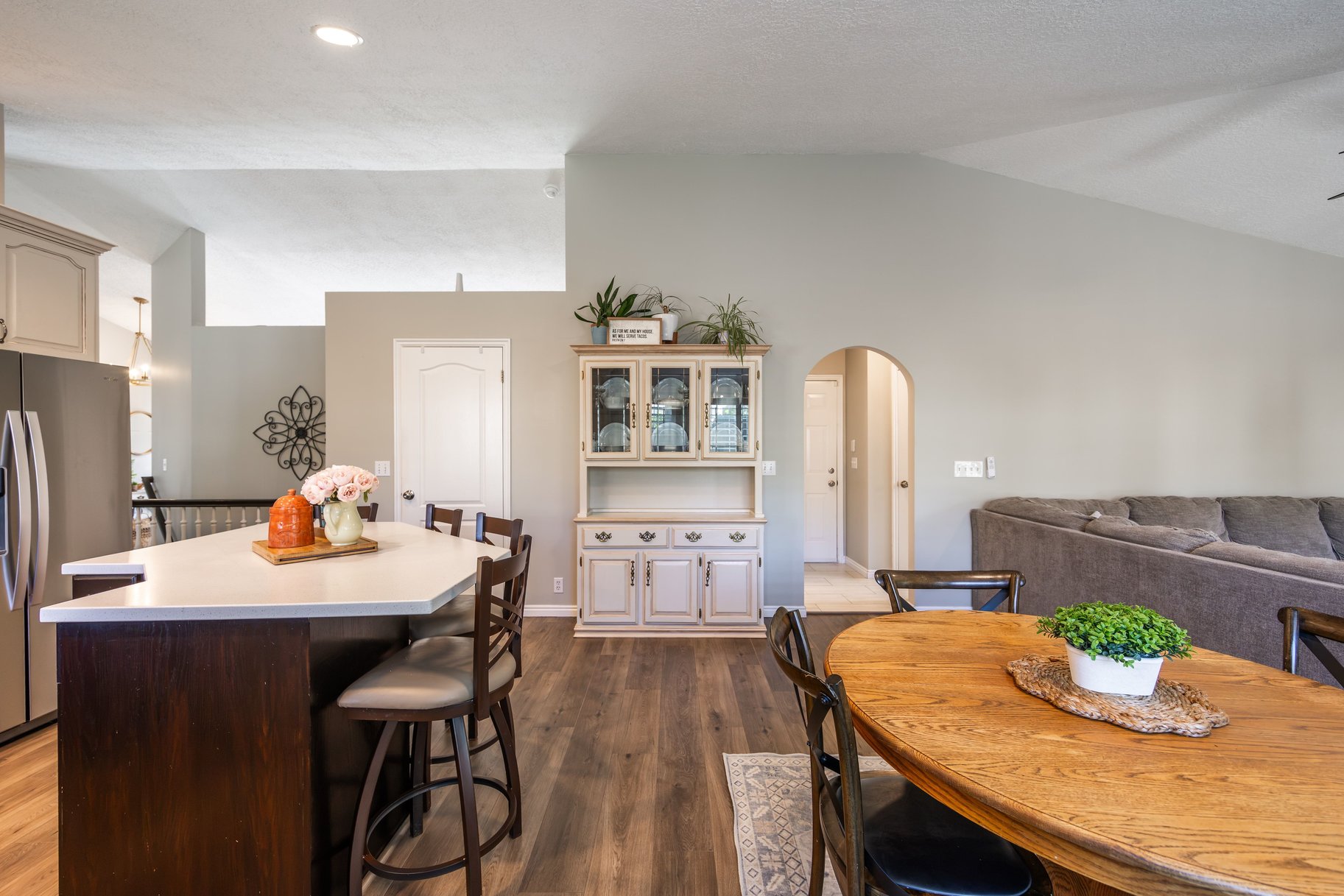  Multigenerational Living in South Jordan: 5 Beds, 2 Kitchens, 0.33-Acre Lot - 物件實景