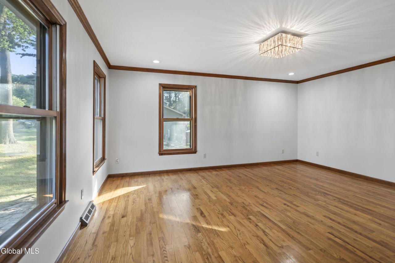Niskayuna, New York, 12309, United States, 6 Bedrooms Bedrooms, ,4 BathroomsBathrooms,Residential,For Sale,1906999