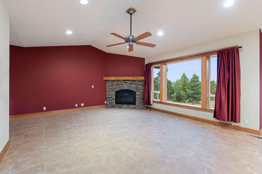 Prineville, Oregon, 97754, United States, 4 Bedrooms Bedrooms, ,3 BathroomsBathrooms,Residential,For Sale,1896038