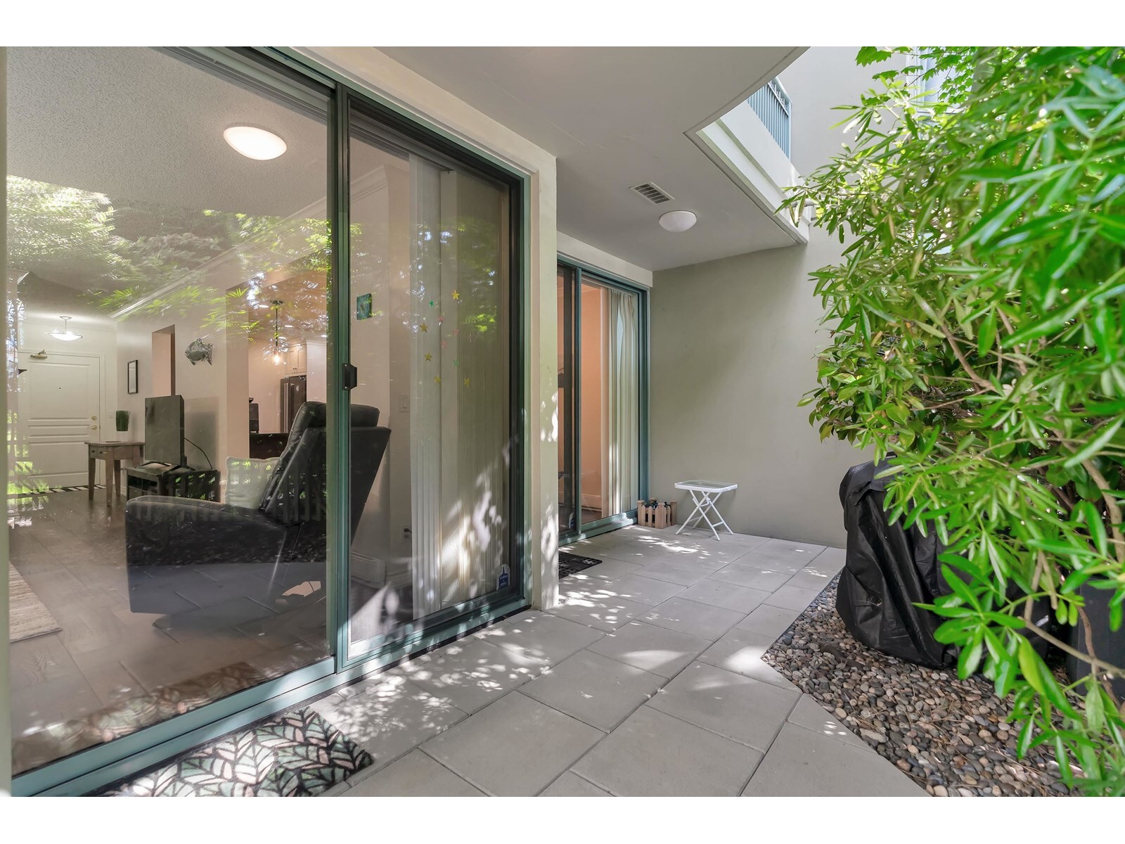 SURREY, British Columbia, V4A 9T5, CA, 2 Bedrooms Bedrooms, ,2 BathroomsBathrooms,Residential,For Sale,1950918
