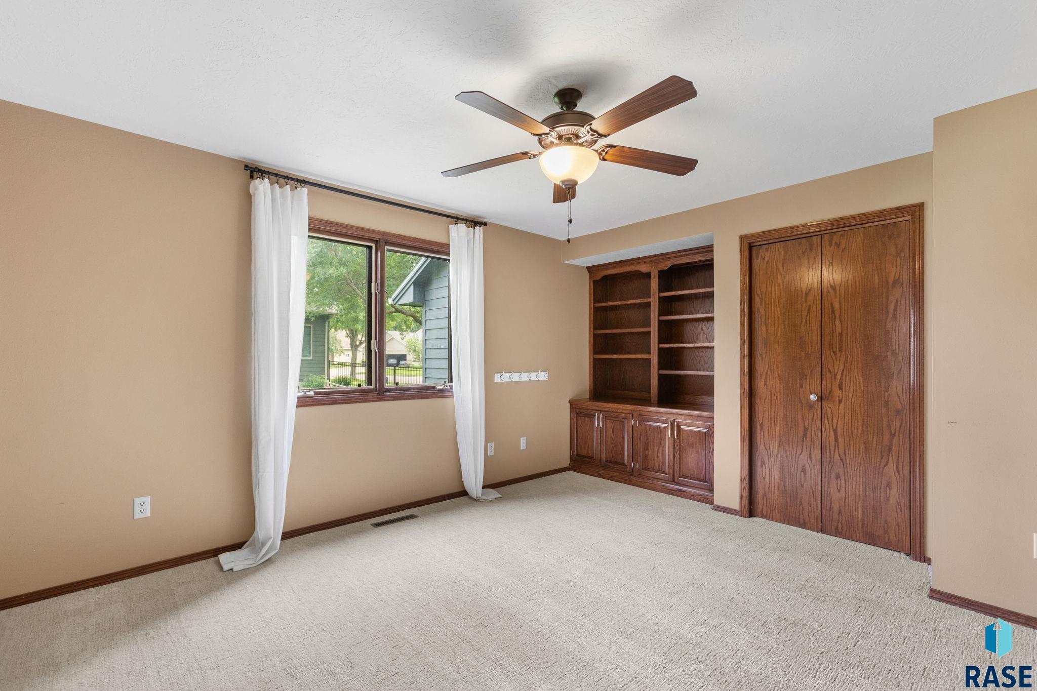 Sioux Falls, South Dakota, 57103, United States, 5 Bedrooms Bedrooms, ,2 BathroomsBathrooms,Residential,For Sale,1908912