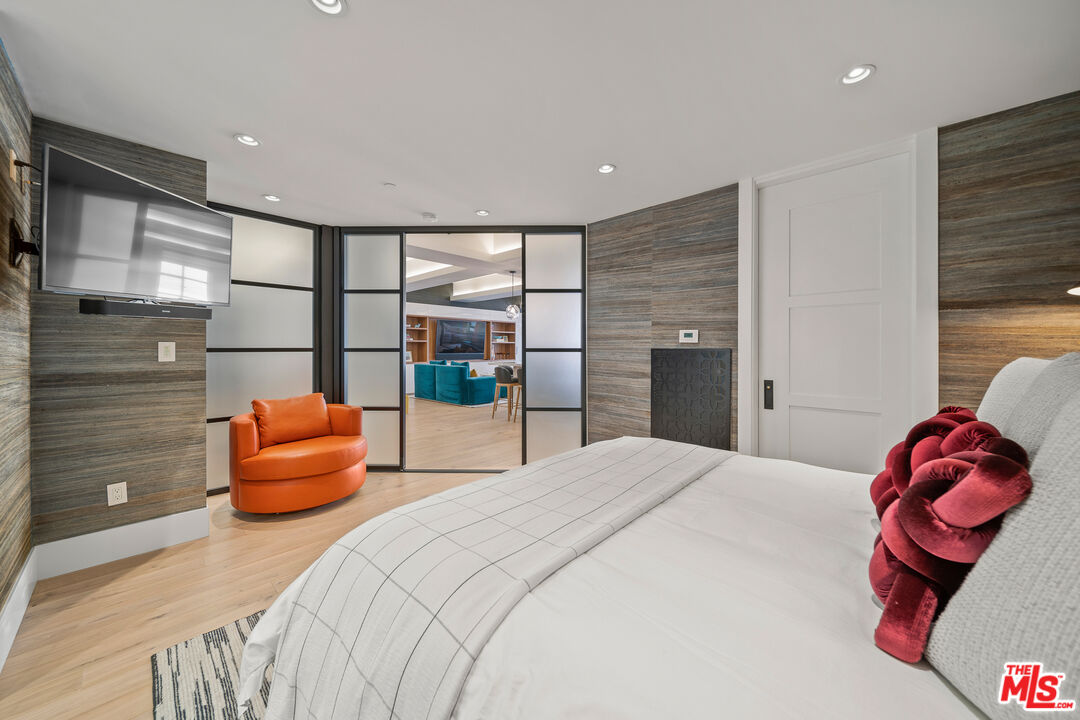 Los Angeles, California, 90014, United States, 2 Bedrooms Bedrooms, ,2 BathroomsBathrooms,Residential,For Sale,1938592