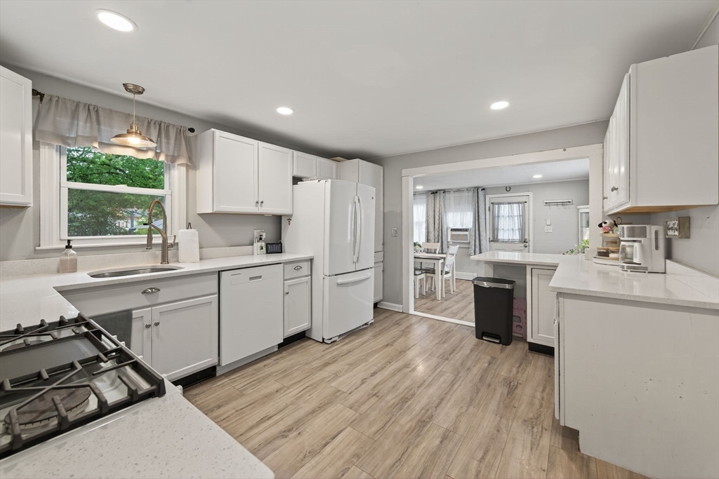 Dracut, Massachusetts, 01826, United States, 4 Bedrooms Bedrooms, ,2 BathroomsBathrooms,Residential,For Sale,1937209