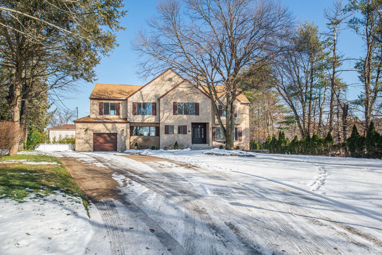 Fairfield, New Jersey, 07004, United States, 4 Bedrooms Bedrooms, ,5 BathroomsBathrooms,Residential,For Sale,2005992