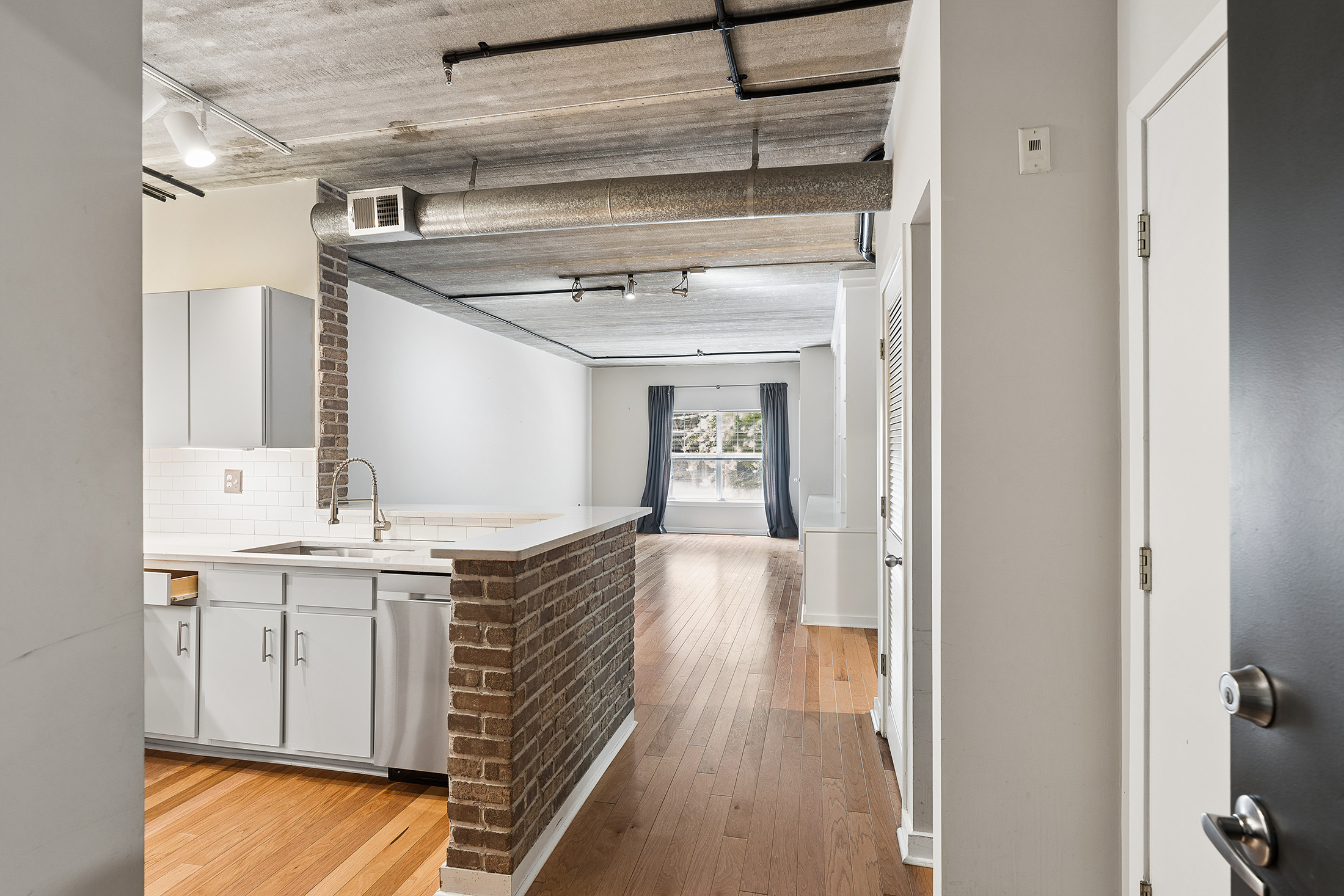  Spacious Heart-of-Midtown Condo - 物件實景