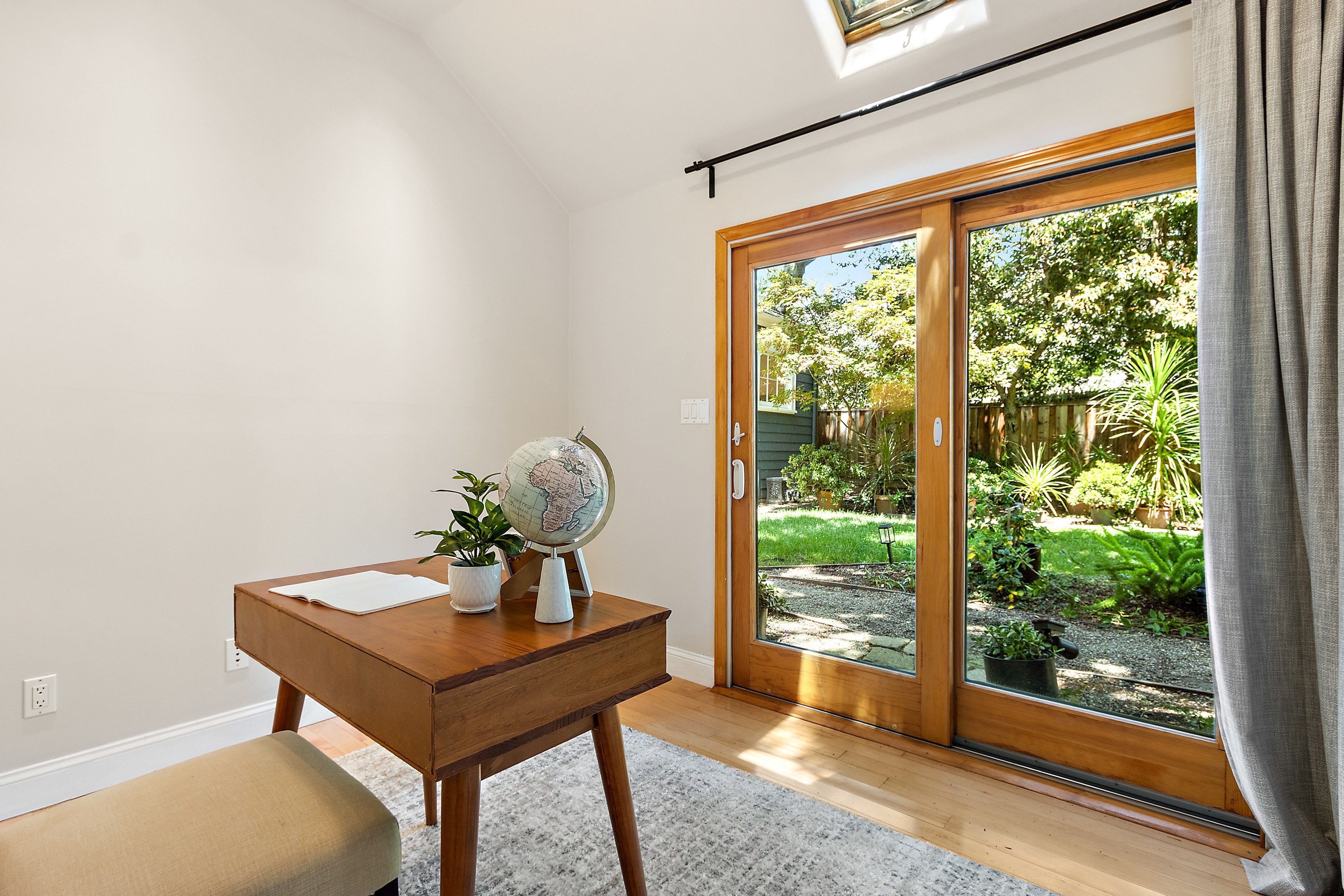  Crocker Highlands Classic with Modern Touches and Backyard Retreat - 物件實景