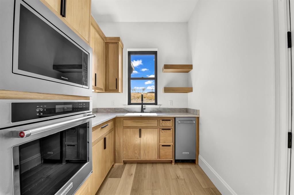 Weatherford, Texas, 76087, United States, 5 Bedrooms Bedrooms, ,6 BathroomsBathrooms,Residential,For Sale,1981195